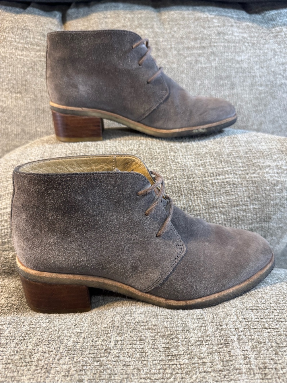 Clarks Originals Phenia Carnaby Women’s classic chukka-style Gray bootie Size 7M